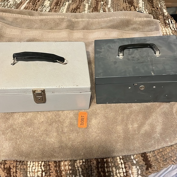 Two cash boxes good for small events light gray has key dark gray good latch - Picture 7 of 9